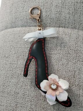 High Heel Shoe Keychain with Flower and Bow - Black & White